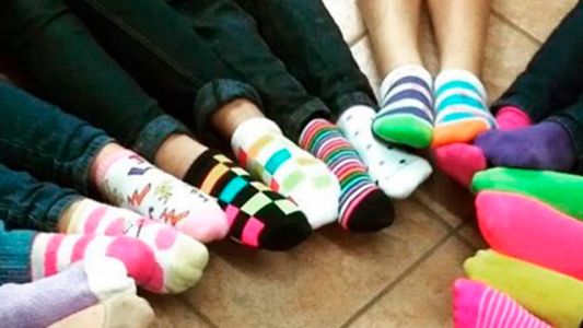 Por qué hoy la gente usó medias de distinto color