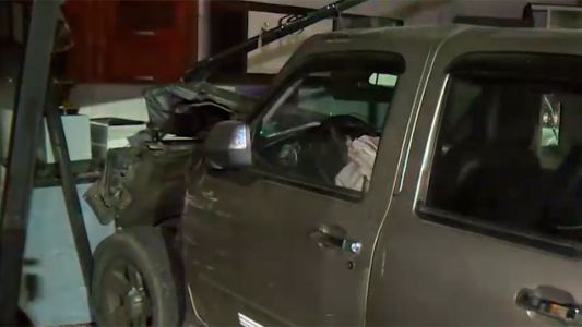 Una camioneta chocó contra un colectivo y se incrustó en un negocio