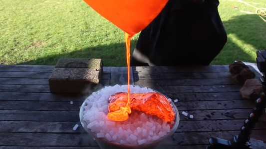 Experimento viral: ¿qué pasa si tirás lava sobre hielo seco?