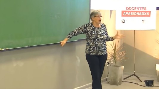 Vuelve la profesora jubilada que se hizo viral