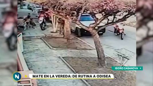 El peligro de tomar mate en la vereda: robo de motochorros