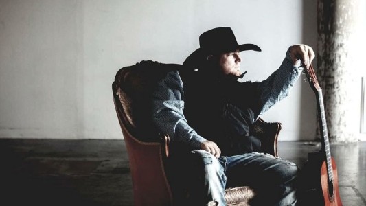 Murió el cantante Justin Carter: se le disparó un arma durante la grabación de un videoclip