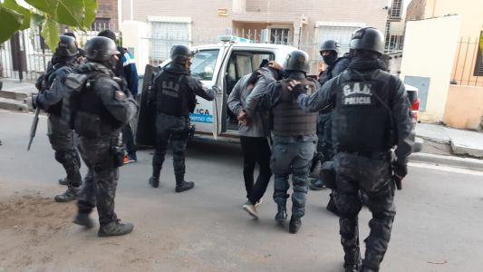 Dos hermanos detenidos por hacer "entraderas": para robar, usaban un handy con frecuencia policial
