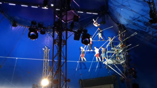 Video: el tremendo momento en que colapsó una pirámide de equilibristas en un circo