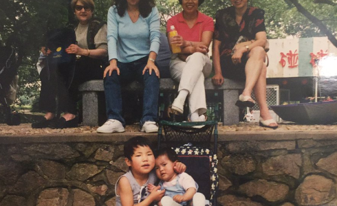 Una búsqueda viral que emociona: pide ayuda para encontrar a una nena con la que compartía orfanato