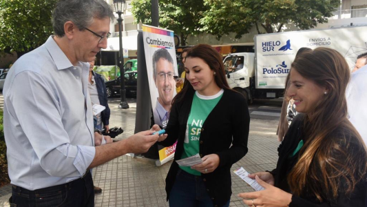Polémico: un candidato rosarino regala gas pimienta para combatir la inseguridad