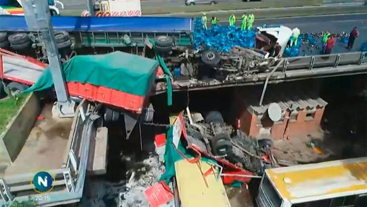 Volcó un camión en la Autopista 25 de Mayo y quedó colgando