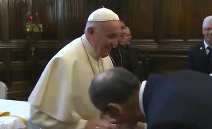 Por qué el Papa Francisco no quiere que los feligreses le besen el anillo