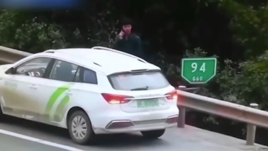 Salvado por centímetros: su auto eléctrico se quedó sin batería, salió a pedir ayuda y casi lo atropellan