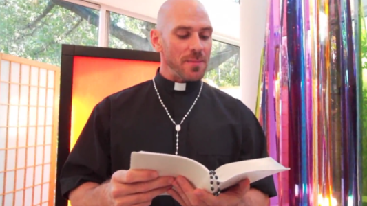 Bendita sorpresa: una iglesia gallega entregó folletos con una foto de dos actores porno