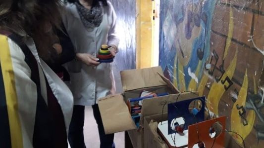 Jardín maternal recibió juguetes fabricados y donados por presos de Sierra Chica