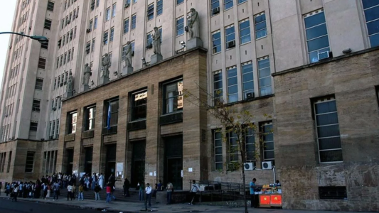 Separaron a un profesor de Medicina de la UBA: alumnas lo acusan de pedirles fotos desnudas