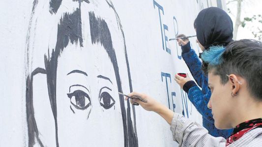 Un mural con la cara de una joven desaparecida: "La causa no está avanzando"