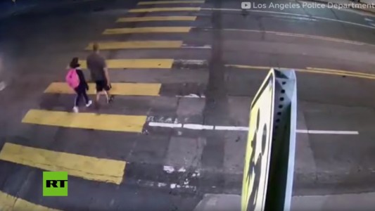 Video: el momento en el que un padre salva a su hija de morir atropellada