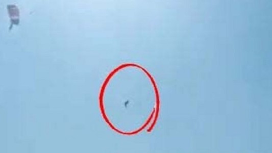 Video: una joven festejaba que cumplía 18 años, se tiró y no se le abrió el paracaídas