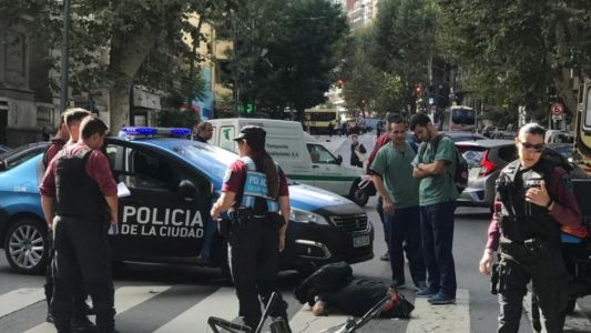 Murió un ciclista atropellado por un colectivo en Santa Fe y Azcuénaga