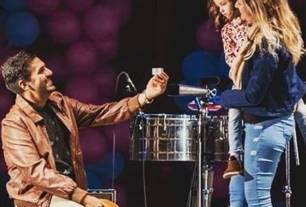 Le propuso matrimonio ante 12 mil personas