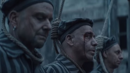 "Se pasaron de la raya con este video": indignación con Rammstein por clip sobre campo de concentración nazi