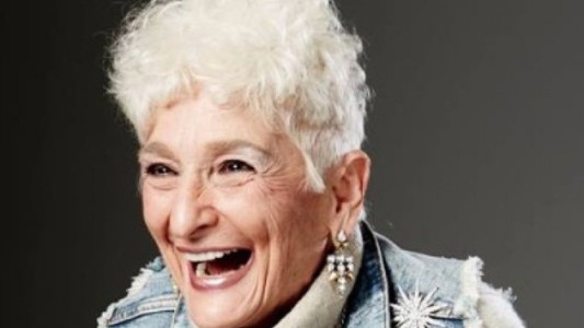 La mujer de 82 años que es fanática de Tinder y sólo tiene citas con hombres menores de 50