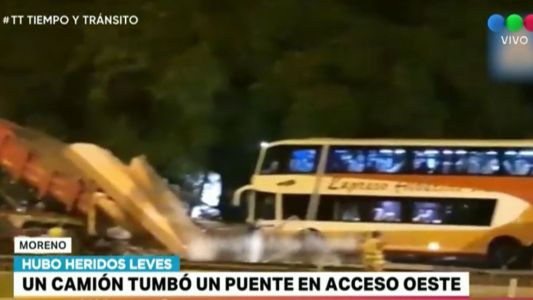 Un camión derrumbó un puente peatonal en el Acceso Oeste