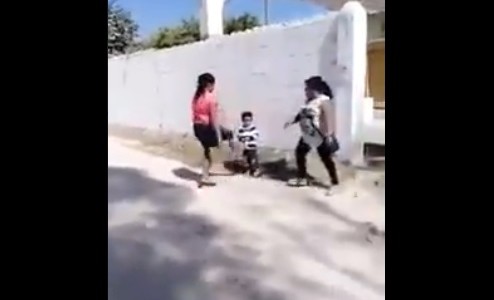 Video: le pegó en los testículos a un nene para vengarse de su mamá