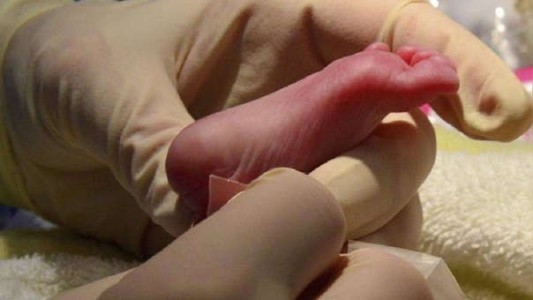 Nació un bebé de una madre con tres meses de muerte cerebral