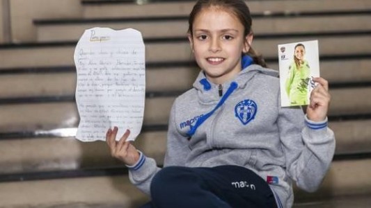 "¡Las chicas al poder!": carta a fabricantes de figuritas para que lancen álbum de fútbol femenino