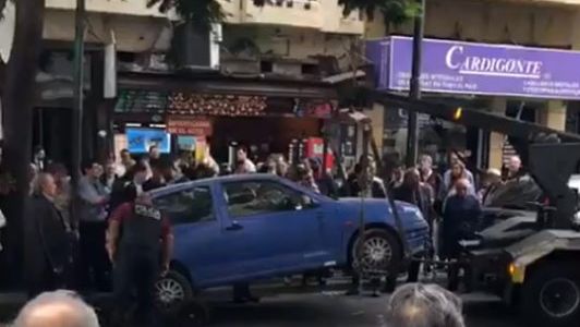 Relatos salvajes: se atrincheró en el auto para que no se lo lleve la grúa