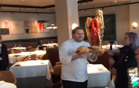 Video: el cocinero que enfrentó un escrache vegano exhibiendo patos muertos