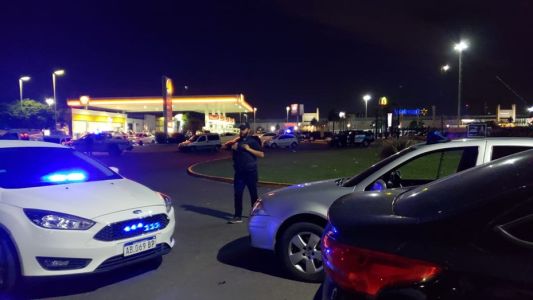 Tras el tiroteo en la estación de servicio, desafectaron a nueve policías y tres están detenidos