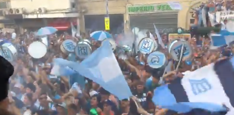 Una marea de hinchas de Racing despidió al plantel rumbo a la posible definición de la Superliga