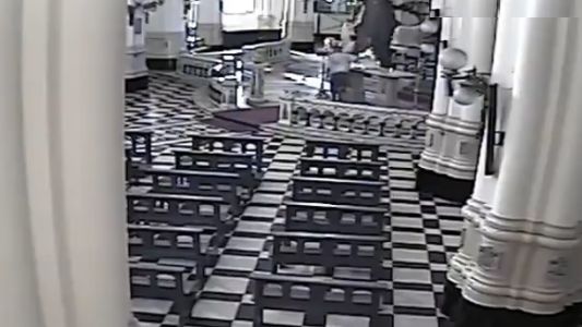 Video: así quemaron el altar de una iglesia en Caballito