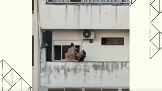 Pánico en Caballito: hicieron caminar a su hija en la baranda de un balcón