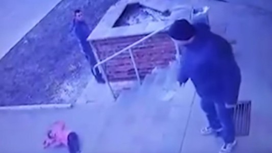 Ucrania: detienen a un padre que empujó por las escaleras a su hija de 6 años