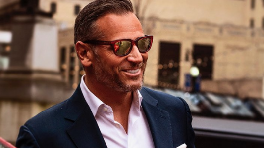 Este pastor dejó los hábitos y ahora es un “sex symbol” que enamora a todos en las redes