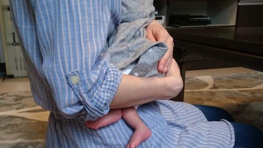 Al no poder identificar al padre, condenaron a dos gemelos a pagar la cuota alimentaria