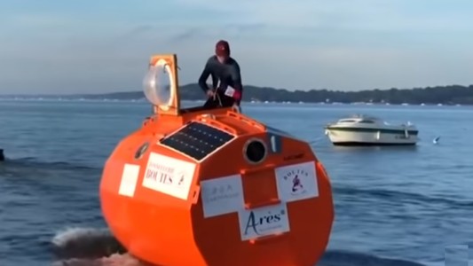 "No me aburro para nada": lleva 100 días en un barril flotando en el oceáno