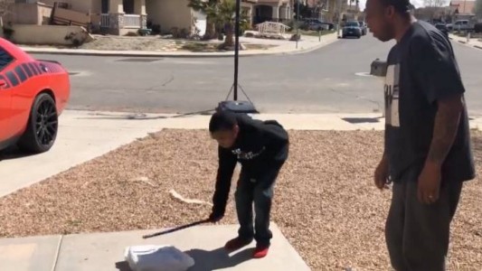 Sacó malas notas en la escuela y su padre le hizo romper la playstation como castigo