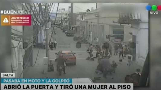 Video: abrió la puerta y tiró a una motociclista