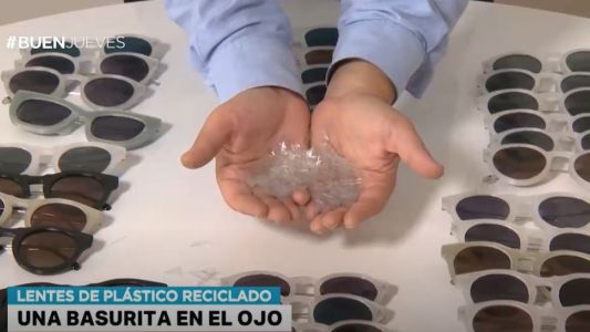 Recicla plástico del Río de la Plata y lo transforma en gafas