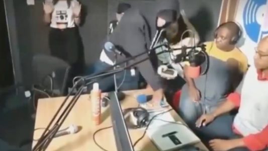Un programa de radio transmitió en vivo su propio asalto