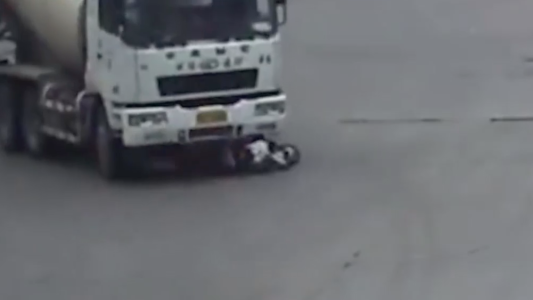 Un camión les pasó literalmente por encima y pueden contarlo