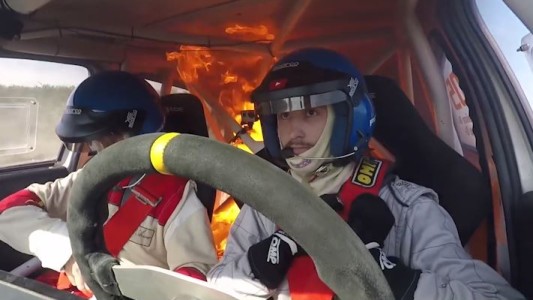 Se incendia un auto de rally con sus pilotos adentro
