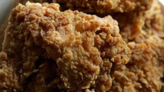 Quemó a sus hijos con una plancha porque se comieron su pollo frito