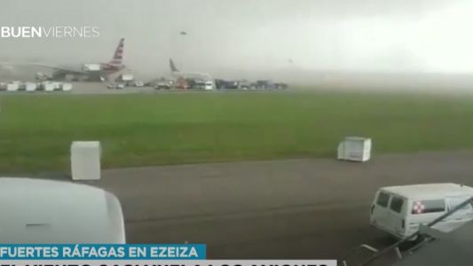 El viento casi vuela a los aviones