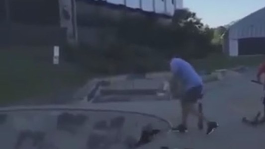 Video: un padre arremetió contra un grupo de nenes que le hacían bullying a su hijo