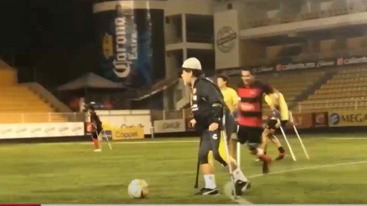 Maradona juega hasta con muletas