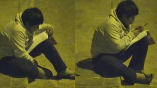 Nene hace la tarea en la calle porque en su casa le cortaron la luz por falta de pago