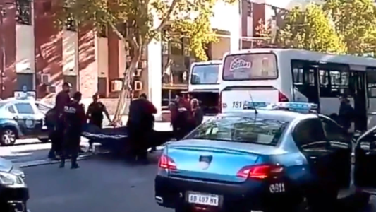 Un colectivo atropelló y mató a una mujer