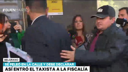 A los empujones, el taxista violento ingresó a la Fiscalía